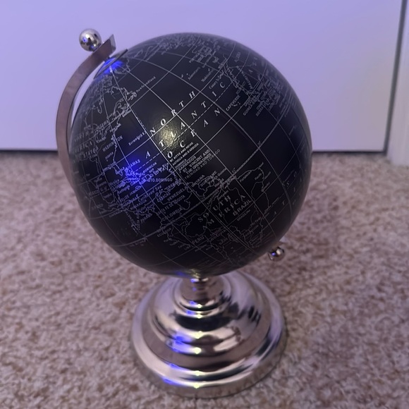 Cute black and silver mini desk globe😍🖤 - Picture 1 of 2